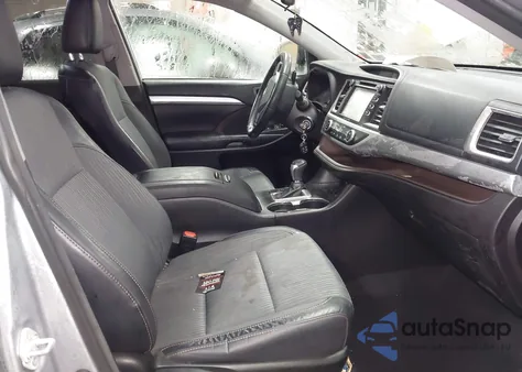 2018 Toyota Highlander Le Plus z USA, uszkodzony, nr VIN 5TDBZRFH0JS909712